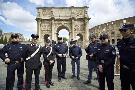 Des patrouilles de police sino-italiennes accueillies avec enthousiasme par les commerçants 
du quartier chinois de Milan