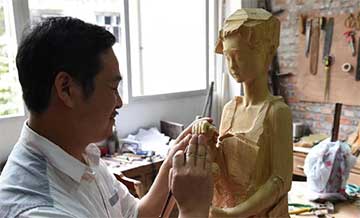 Un père crée des sculptures pour documenter la vie de sa fille