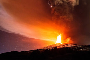 Italie: scènes spectaculaires de l'éruption du volcan Etna en Sicile