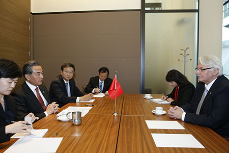 La Chine et la Pologne vont travailler ensemble afin de renforcer leurs relations, 
selon Wang Yi
