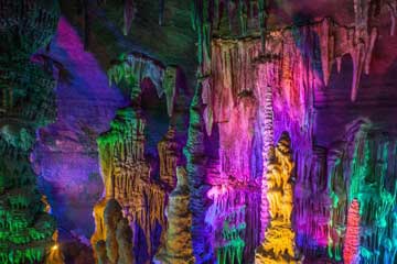 Photos - paysages magnifiques d'une grotte karstique au Shandong