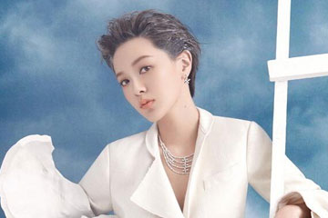 Amber Kuo pose pour Harper's Bazaar