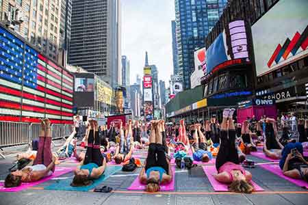 Des milliers de fans de yoga à Times Square pour fêter l'été