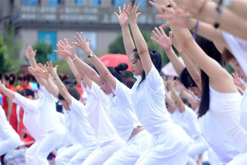 Les gens pratiquent du yoga dans la province du Hunan