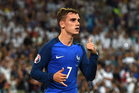 Demi-finale de l'Euro 2016: Antoine Griezmann, "homme du match" pour les médias français, 
euphorie chez les Bleus