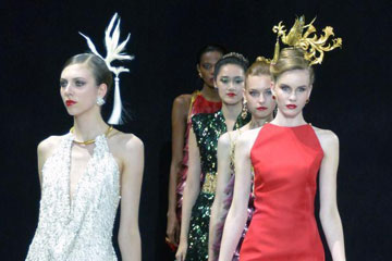 La créatrice chinoise Guo Pei présente sa collection haute couture à Paris