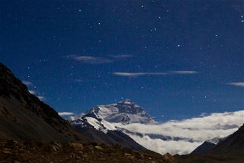 Paysage du ciel nocturne au-dessus du camp de base du mont Qomolangma