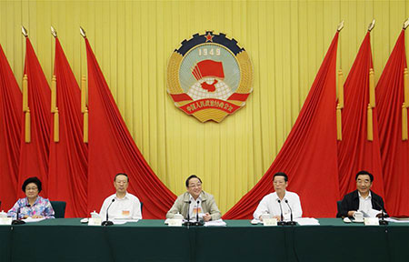 Des conseillers politiques discutent de la modernisation industrielle dans le nord-est 
de la Chine