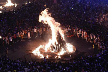 Chine : Festival du flambeau de l'ethnie Yi au Sichuan
