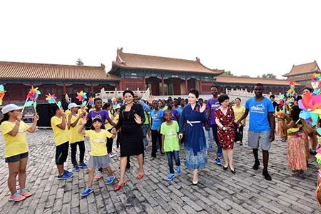 L'épouse du président chinois appelle à soutenir davantage les enfants orphelins 
du Sida