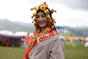 Un défilé de costumes traditionnels tibétains sur la prairie de Batang