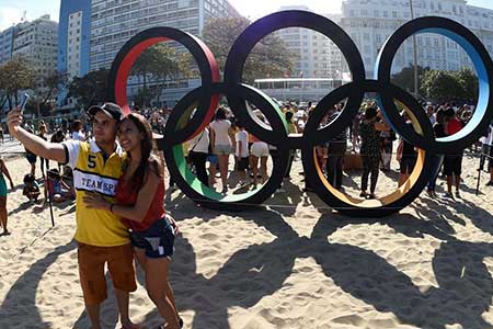 Brésil : les anneaux olympiques sur une plage de Rio