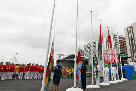 La délégation chinoise lève le drapeau national