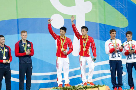 Chen Aisen et Lin Yue remportent l'or dans l'épreuve du plongeon synchronisé à 10 mètres