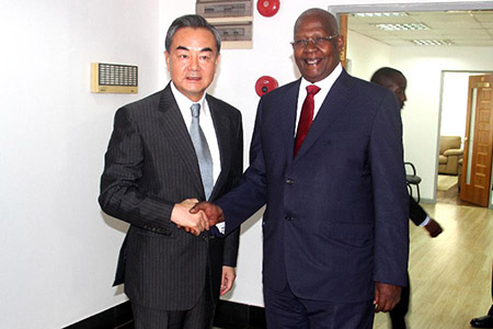 La Chine s'efforce de contribuer à la paix et à la stabilité en Afrique, affirme 
Wang Yi
