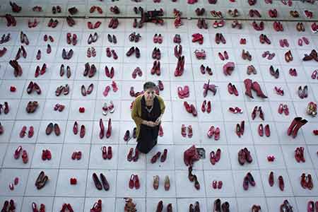 Une exposition d'art de "chaussures rouges" se tient en Argentine