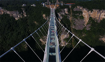 Chine : un pont en verre enjambe le Grand Canyon de Zhangjiajie
