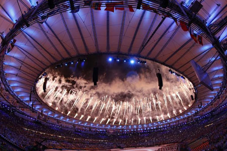Gala de clôture et passage du drapeau olympique au Japon