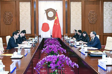 Le conseiller d'Etat chinois Yang Jiechi rencontre le chef du Conseil de la 
sécurité nationale japonais