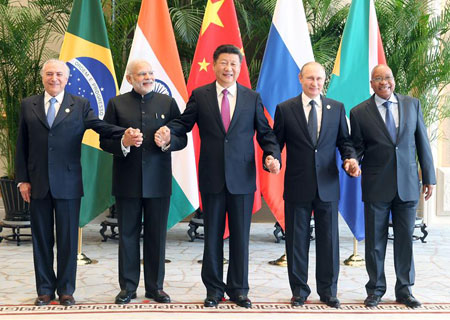 Xi Jinping : les BRICS doivent se coordonner davantage pour jouer un plus grand rôle 
dans les affaires internationales