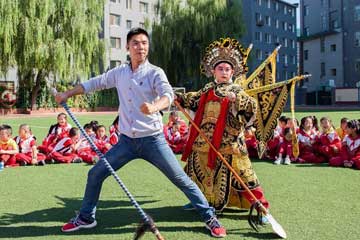 Chine : des acteurs présentent l'Opéra de Pékin à l'école