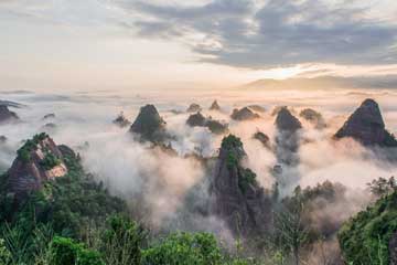 Les magnifiques monts Wanfo dans le sud-ouest de la Chine