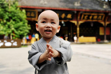Des enfants moines font une randonnée à Chengdu