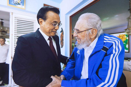 Le PM chinois rend visite au leader révolutionnaire cubain Fidel Castro