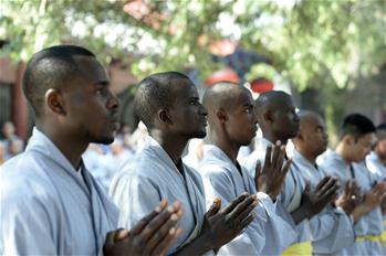 Des élèves africains obtiennent un diplôme de kung-fu au Temple de Shaolin