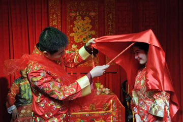 Photos - Une cérémonie de mariage traditionnelle chinoise au Hunan