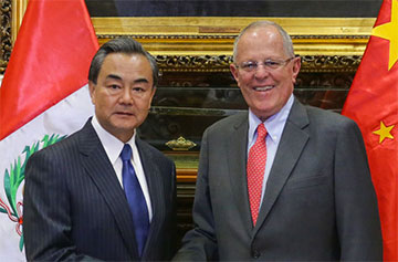 Le ministre chinois des AE rencontre le président péruvien