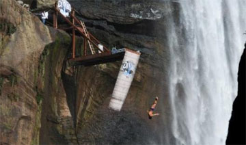 Compétition de plongée de haut vol dans le Guizhou