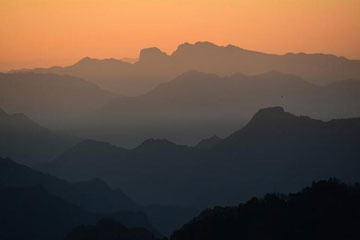 Chine : lever du soleil dans la montagne Hualong
