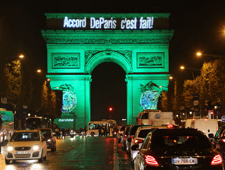 France : la Tour Eiffel et l'Arc de Triomphe en vert pour célébrer l'entrée en vigueur de l'Accord de Paris