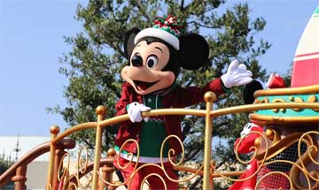 Une parade de Noël au parc Tokyo Disneyland