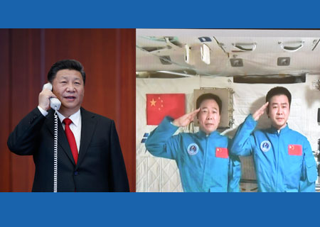 Xi Jinping parle avec les astronautes à bord de Tiangong-2