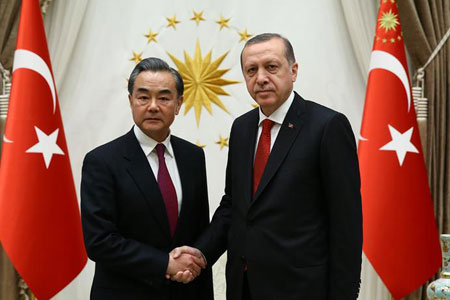 Le ministre chinois des Affaires étrangères rencontre le président et le Premier 
ministre turcs pour parler de la coopération