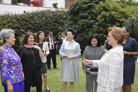 Peng Liyuan et des épouses de dirigeants de l'APEC visitent le musée Larco à Lima