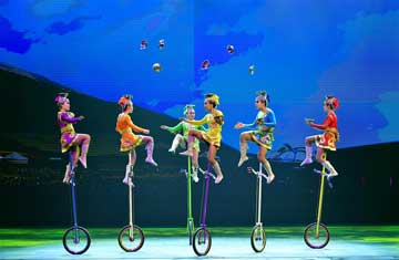 Clôture du 3e festival chinois des acrobaties à Luoyang
