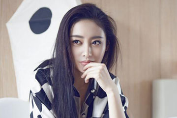 L'actrice chinoise Zhang Tianai pose pour un magazine