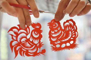 Chine : oeuvres en papier découpé pour célébrer l'année du coq