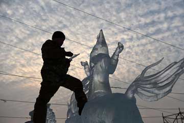 Chine : compétition internationale de sculptures de glace à Harbin