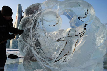 Chine : concours international de sculpture sur glace à Harbin