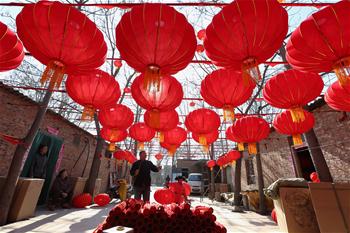 Chine : fabrication de lanternes rouges pour la fête du Printemps