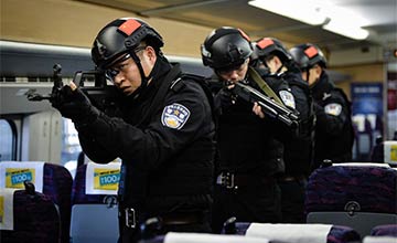 Chine : exercices de la police dans un train