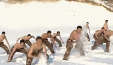 Soldats chinois en entraînement dans la neige