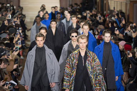 Semaine de la mode masculine de Paris: défilé des créations d'Issey Miyake