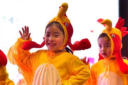 Photos : des enfants célèbrent le Nouvel An lunaire chinois du coq