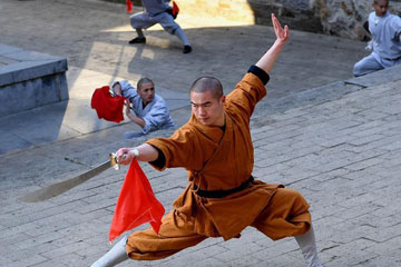 Photos - Des moines pratiquent les arts martiaux au Temple Shaolin