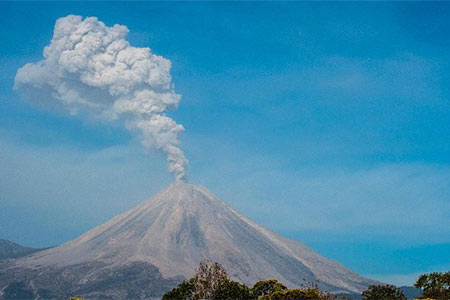 Les images de l'éruption du volcan de Colima au Mexique